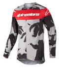 Alpinestars Racer Tactical Jersey 2023, jersey de motocross, camuflaje gris y rojo Mars, franja roja prominente en el pecho con la marca Alpinestars en blanco, patrón de camuflaje negro y gris, prenda técnica de manga larga para carreras off-road