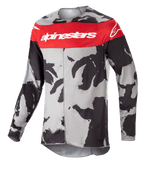 Alpinestars Racer Tactical Jersey 2023, jersey de motocross, camuflaje gris y rojo Mars, franja roja prominente en el pecho con la marca Alpinestars en blanco, patrón de camuflaje negro y gris, prenda técnica de manga larga para carreras off-road