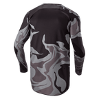 Alpinestars 2024 Racer Tactical Jersey, jersey de motocross, Cast Gray Camo Magnet, vista trasera que muestra el patrón de camuflaje gris y negro, tejido transpirable y dobladillo trasero extendido para mayor cobertura