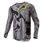 Alpinestars Jersey Táctico Racer 2024, jersey de motocross, Cast Gray Camo Magnet, patrón de camuflaje en gris y negro con un logotipo de Alpinestars en amarillo brillante en el pecho, manga larga, equipamiento de alto rendimiento para conducción todoterreno