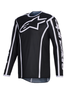 Alpinestars 2026 Fluid Apex Jersey, jersey de motocross, negro con detalles blancos, logotipo blanco grande en el pecho, ribetes blancos a lo largo de las costuras, tejido técnico de manga larga para carreras todoterreno