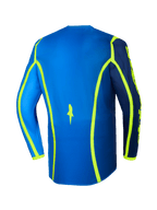 Alpinestars 2026 Fluid Apex Jersey, jersey de motocross, azul y amarillo flúor, vista trasera con líneas gráficas en amarillo neón y parte trasera más larga, equipamiento todoterreno ligero y transpirable