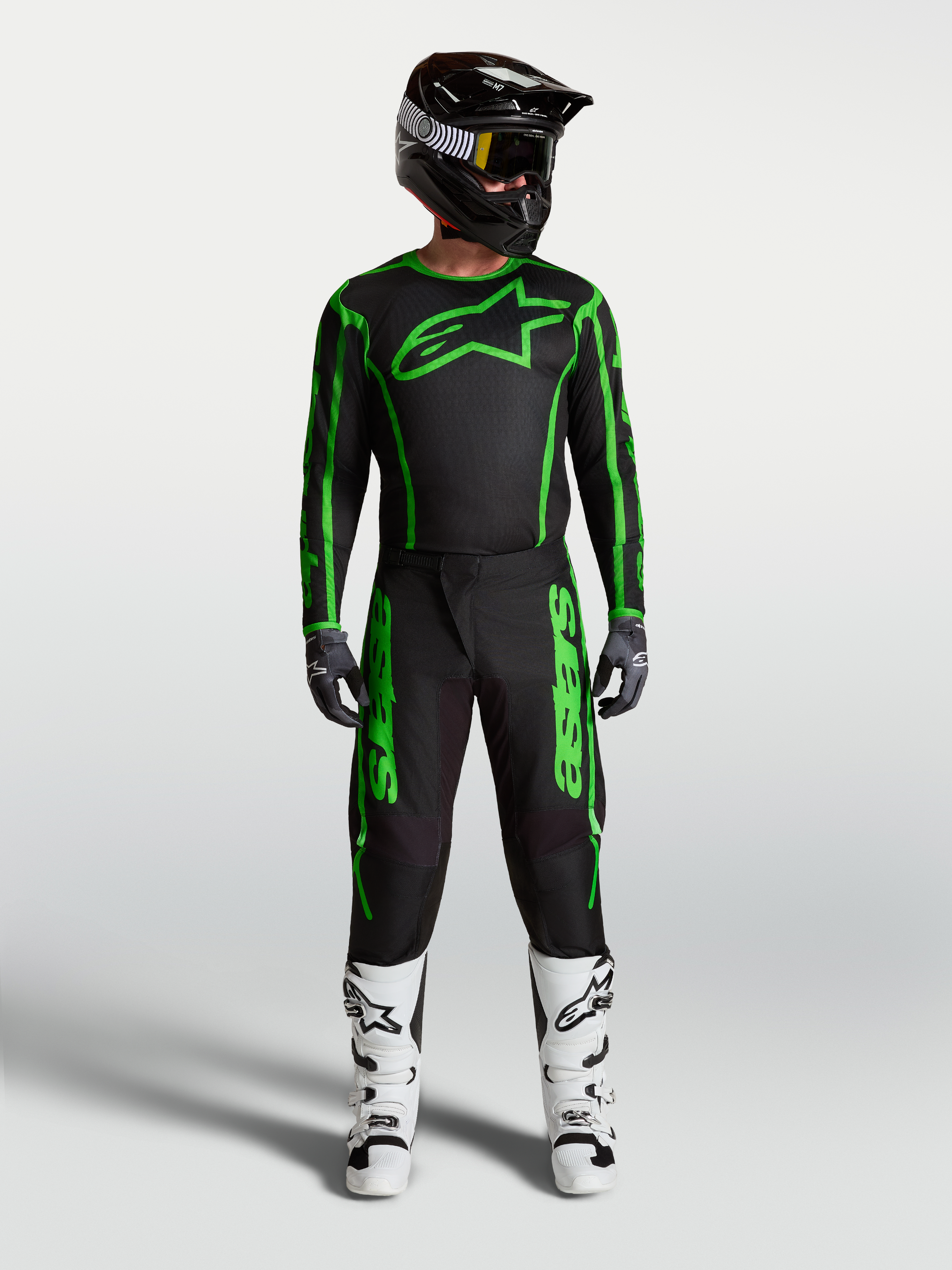 Jersey Fluid Apex V2 y conjunto Fluid Apex V2 de Alpinestars, equipo de motocross para hombre, negro y verde flúor, con pantalones y botas blancas para off-road