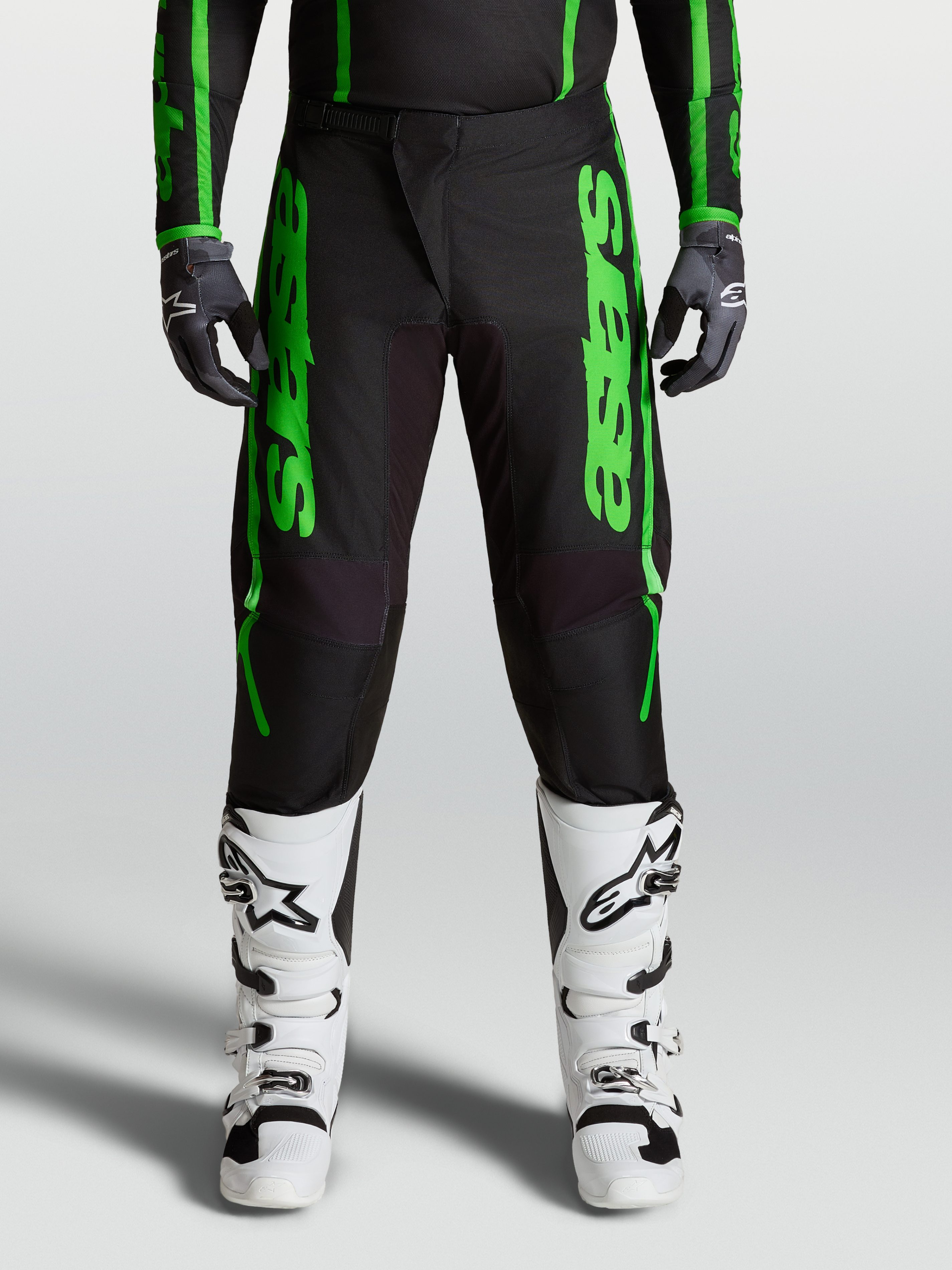 Alpinestars Pantalones Fluid Apex V2 2027, pantalones de motocross para hombre, verdes y negros, con refuerzos en las rodillas y botas blancas, equipo de alto rendimiento para off-road