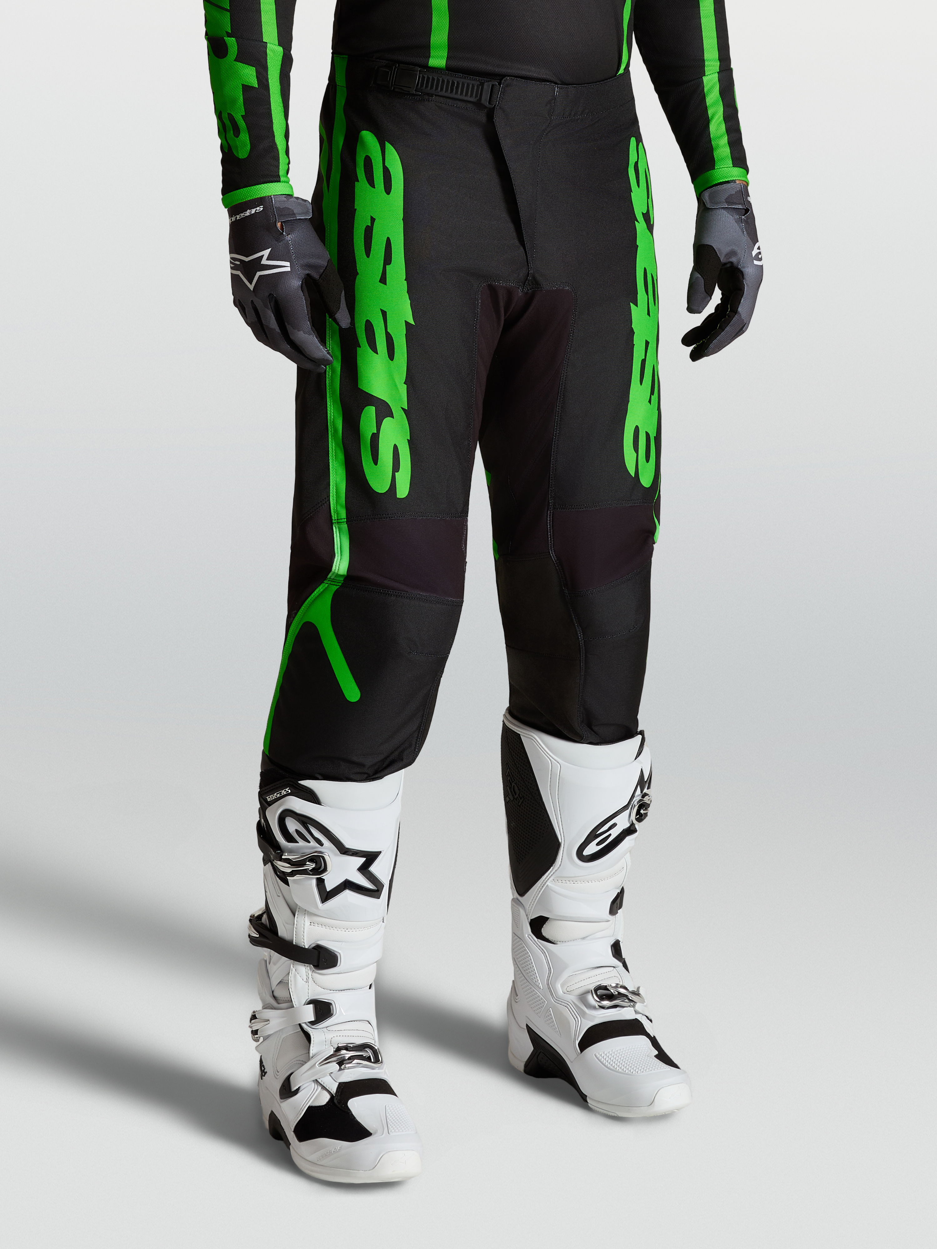 Alpinestars Pantalones Fluid Apex V2, equipo de motocross para hombre, negros y verdes fluorescentes, polifabric 600D reforzado, diseño off-road con piernas precurvadas
