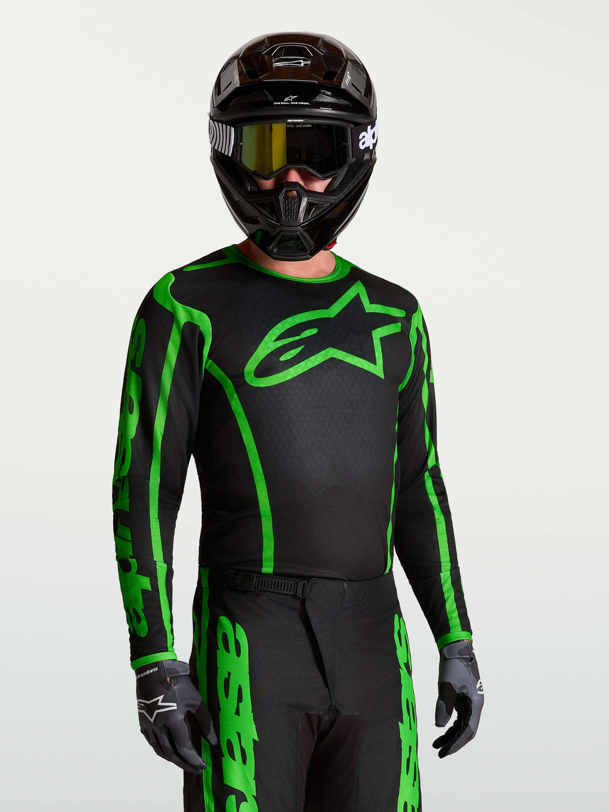 Alpinestars Fluid Apex V2, jersey de motocross para hombre, negro y verde flúor, tejido ligero que absorbe la humedad, mostrado en modelo