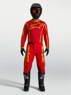 Alpinestars Fluid Apex V2 Jersey y Fluid Apex V2 Gear Set, equipo de motocross rojo y dorado de hombre con kit completo.