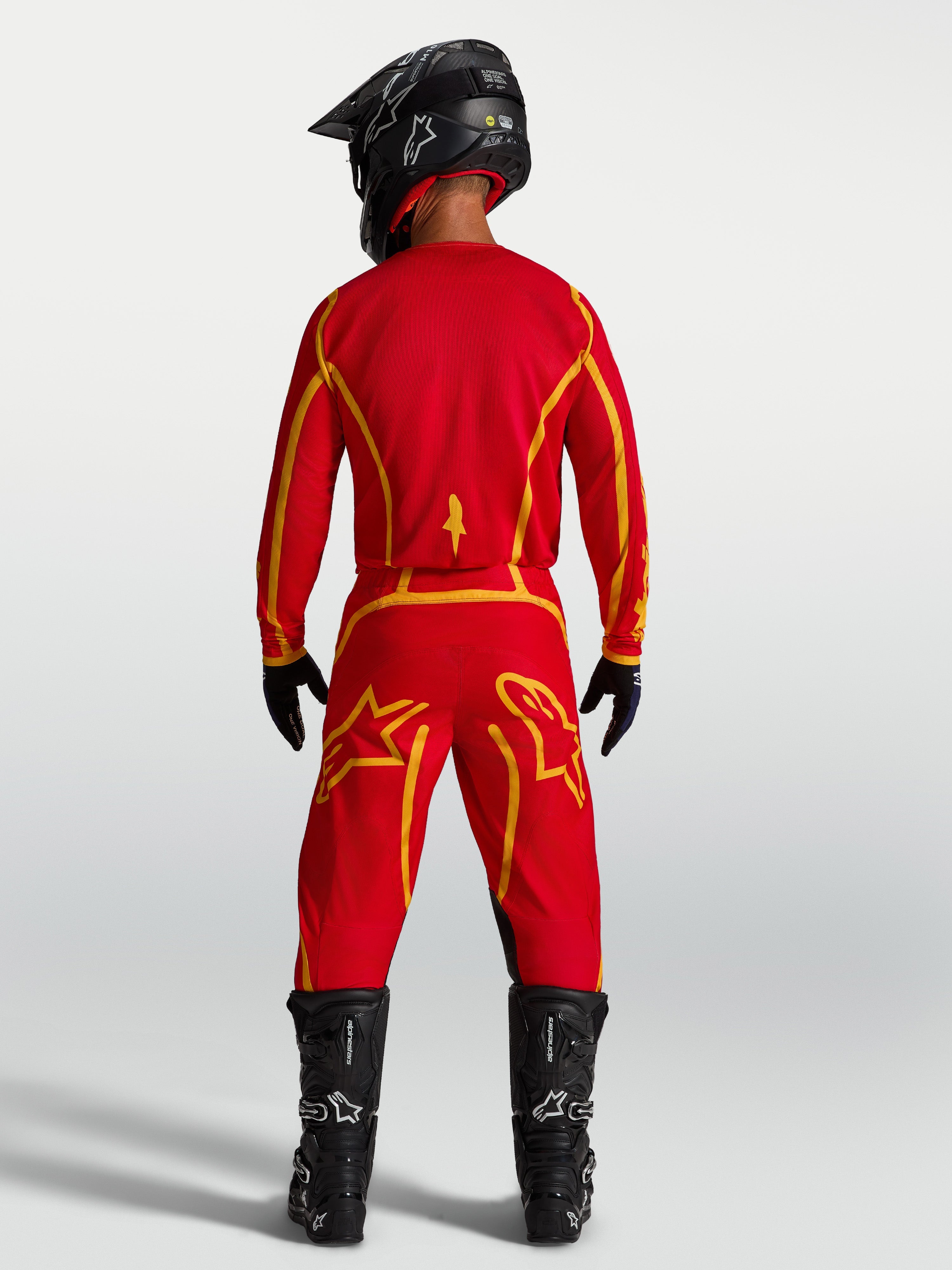 Alpinestars Jersey Fluid Apex V2, jersey de motocross rojo y dorado para hombre, vista trasera, tejido ligero transpirable para MX