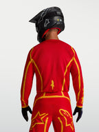Jersey Fluid Apex V2 de Alpinestars, equipo de motocross para hombre, vista trasera en rojo y dorado, corte ergonómico y tejido transpirable