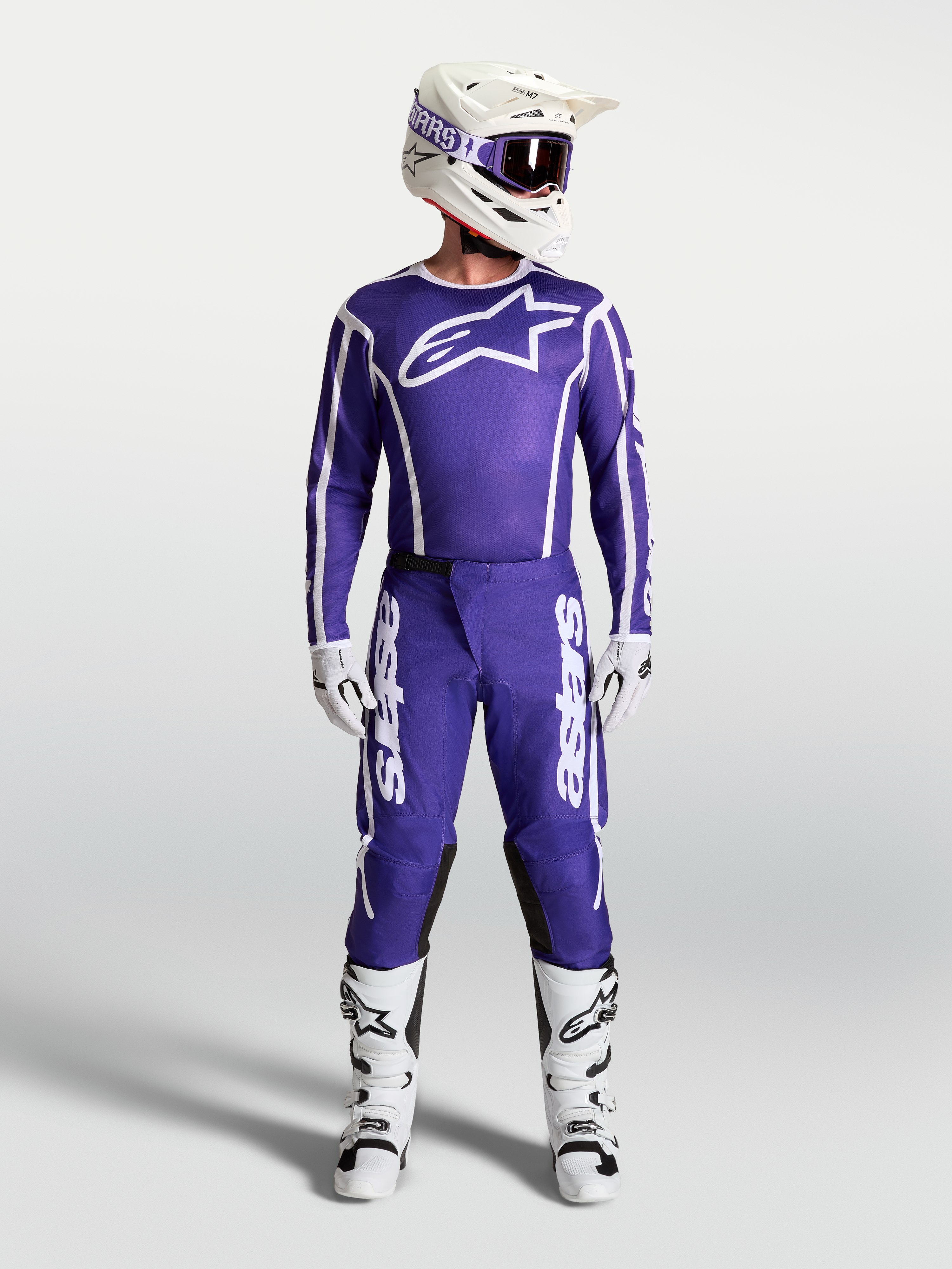 Alpinestars Jersey Fluid Apex V2 y Fluid Apex V2 gear set, conjunto de motocross azul y blanco con casco y botas blancas