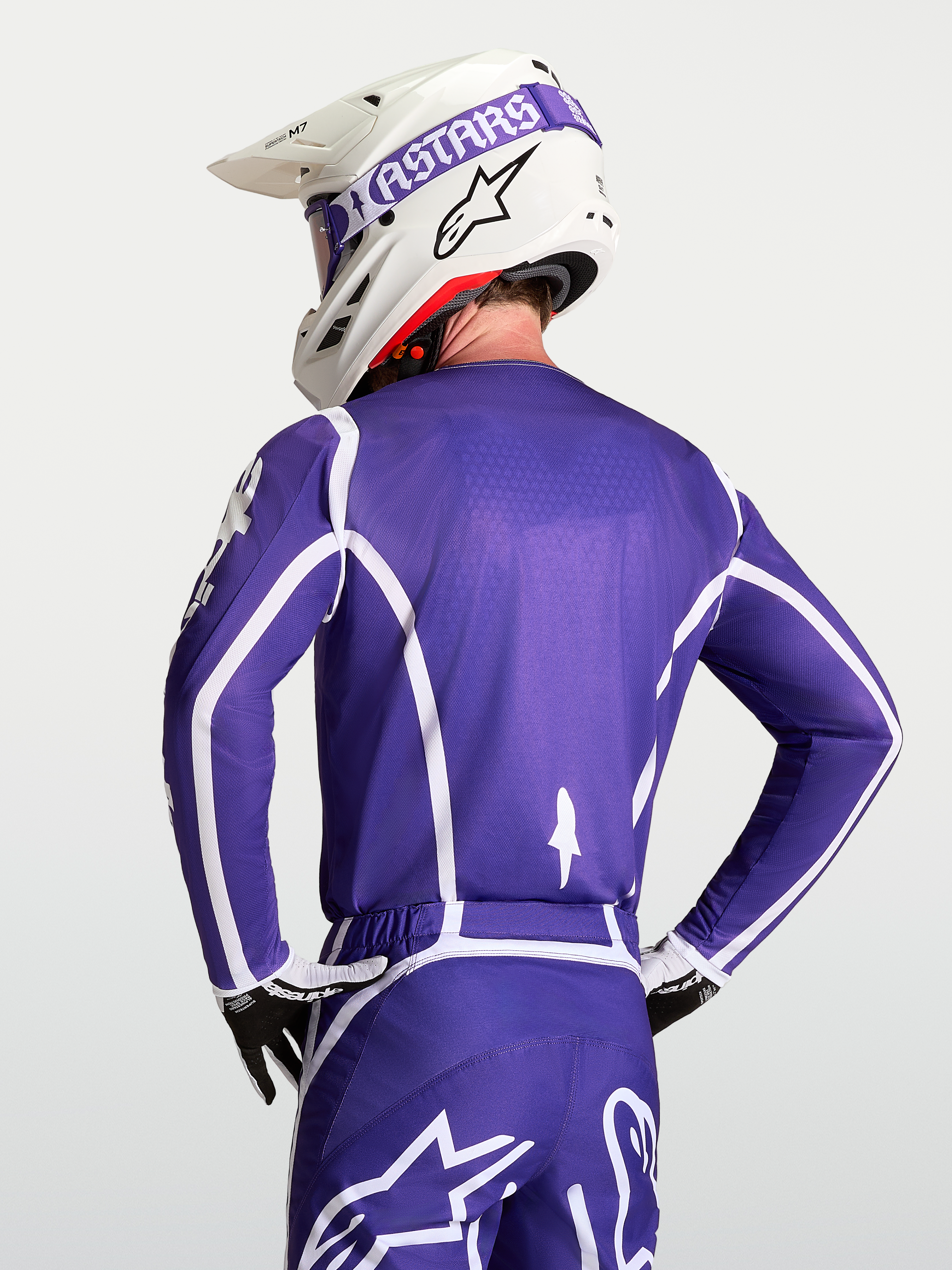 Alpinestars Jersey Fluid Apex V2, jersey de motocross para hombre, azul y blanco, construcción transpirable de polifabricado, usado por modelo con casco y guantes