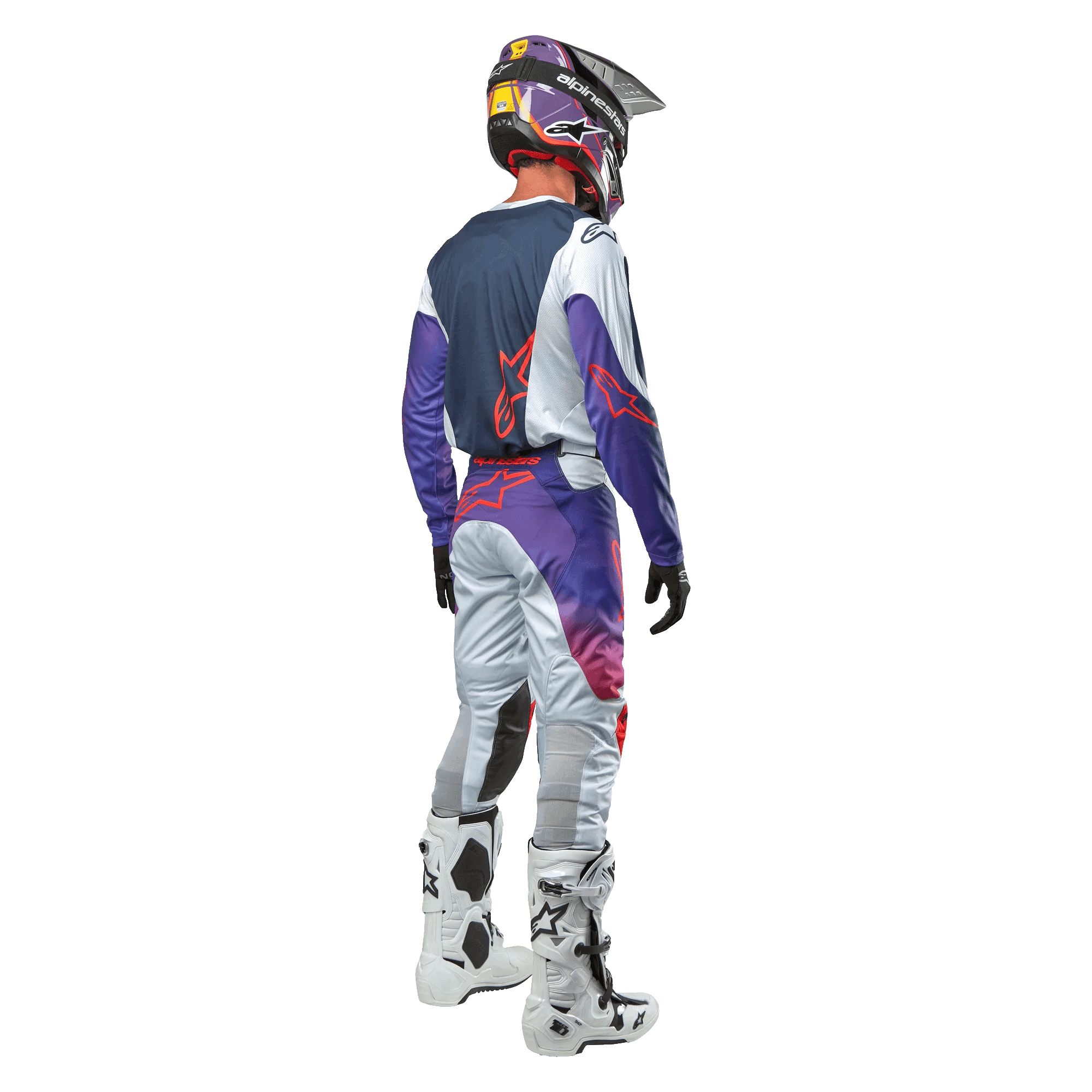 Alpinestars 2024 Racer Hoen Pants, pantalones de motocross en gris claro, azul y naranja, vista trasera del equipo completo con casco, jersey coordinado y botas blancas, diseño ergonómico para alto rendimiento.