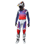 Piloto de motocross con equipamiento de competición completo, jersey Alpinestars 2024 Racer Hoen con degradado de púrpura a naranja intenso y hombros en gris claro, pantalones en gris claro a juego con acentos rojos y púrpuras, casco coordinado y botas blancas, atuendo completo para carreras off-road