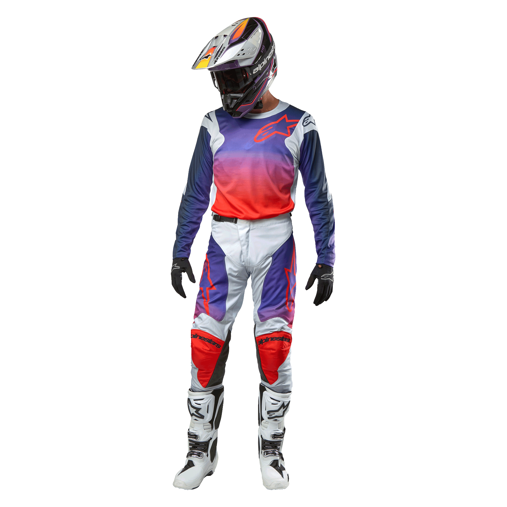 Piloto de motocross con equipamiento de competición completo, jersey Alpinestars 2024 Racer Hoen con degradado de púrpura a naranja intenso y hombros en gris claro, pantalones en gris claro a juego con acentos rojos y púrpuras, casco coordinado y botas blancas, atuendo completo para carreras off-road