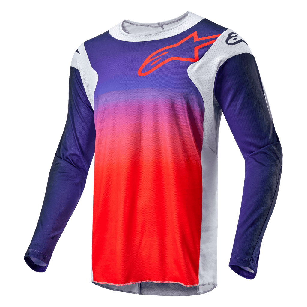 Alpinestars 2024 Racer Hoen Jersey, jersey de motocross, degradado de azul marino a naranja intenso con paneles laterales en gris claro, con el contorno del logo de Alpinestars en rojo en el pecho, prenda técnica de manga larga para carreras fuera de carretera
