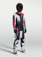 Alpinestars 2027 Fluid Drag Gear Set, conjunto de motocross para hombre en negro y blanco con gráficos rojos y botas blancas.