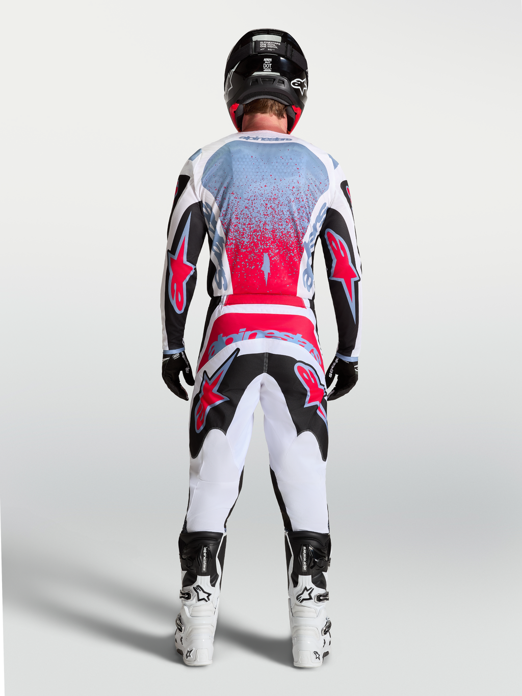Alpinestars Jersey Fluid Drag, jersey de motocross para hombre, negro y rojo fluo, vista trasera de un piloto.