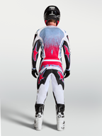 Alpinestars Jersey Fluid Drag, jersey de motocross para hombre, negro y rojo fluo, vista trasera de un piloto.