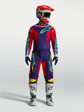 Alpinestars Jersey Fluid Drag y Fluid Drag Gear Set, conjunto de motocross para hombre en azul marino y rojo fuego con casco y botas blancas.
