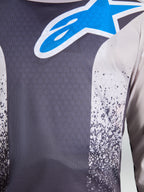 Jersey Fluid Drag de Alpinestars para hombre, gris y azul, primer plano de tejido transpirable con el logotipo de estrella.