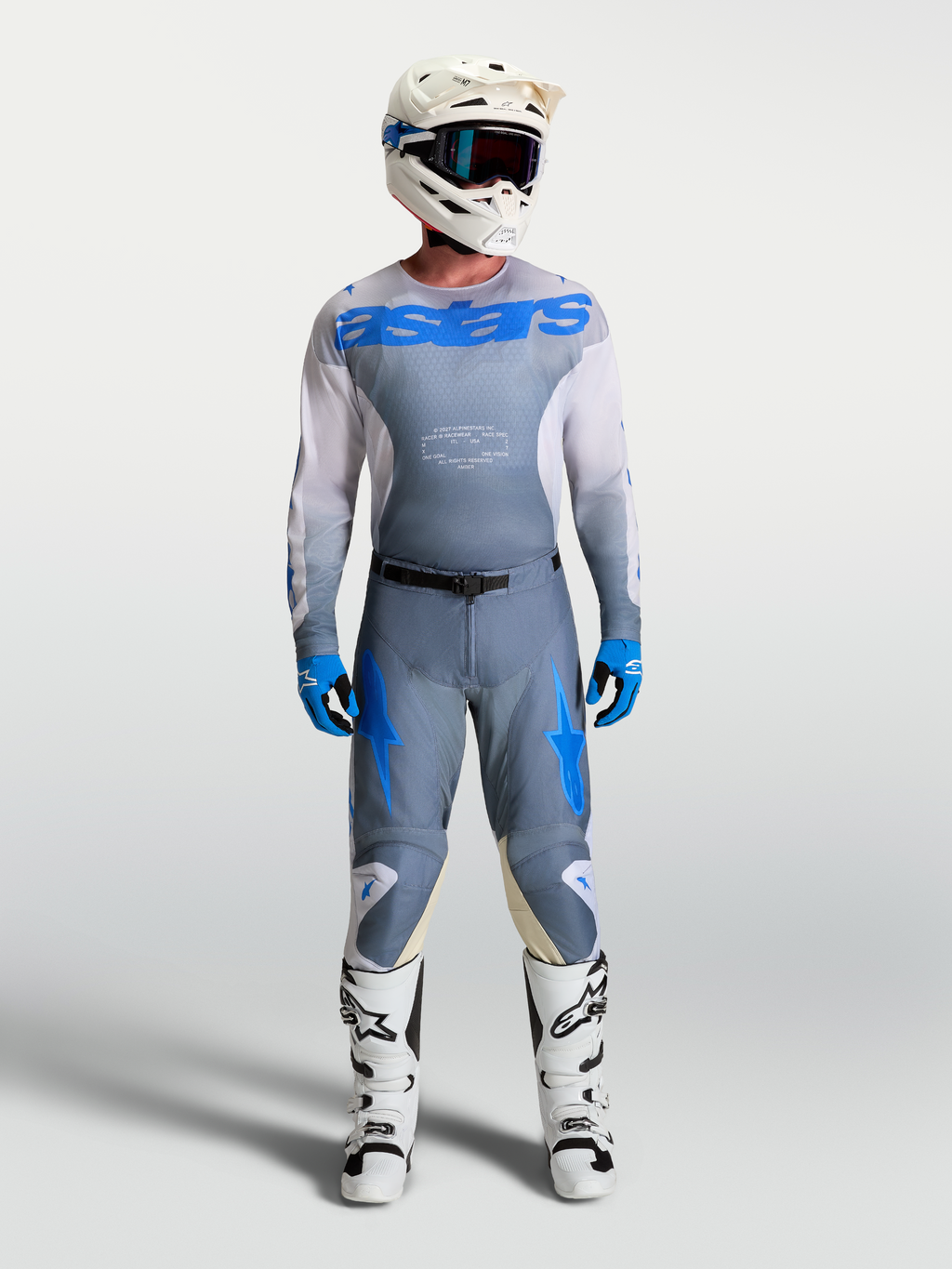 Conjunto Alpinestars Racer Amber de jersey y pantalones para hombre, equipo de motocross en gris ceniza y azul UCLA, con casco y botas blancas