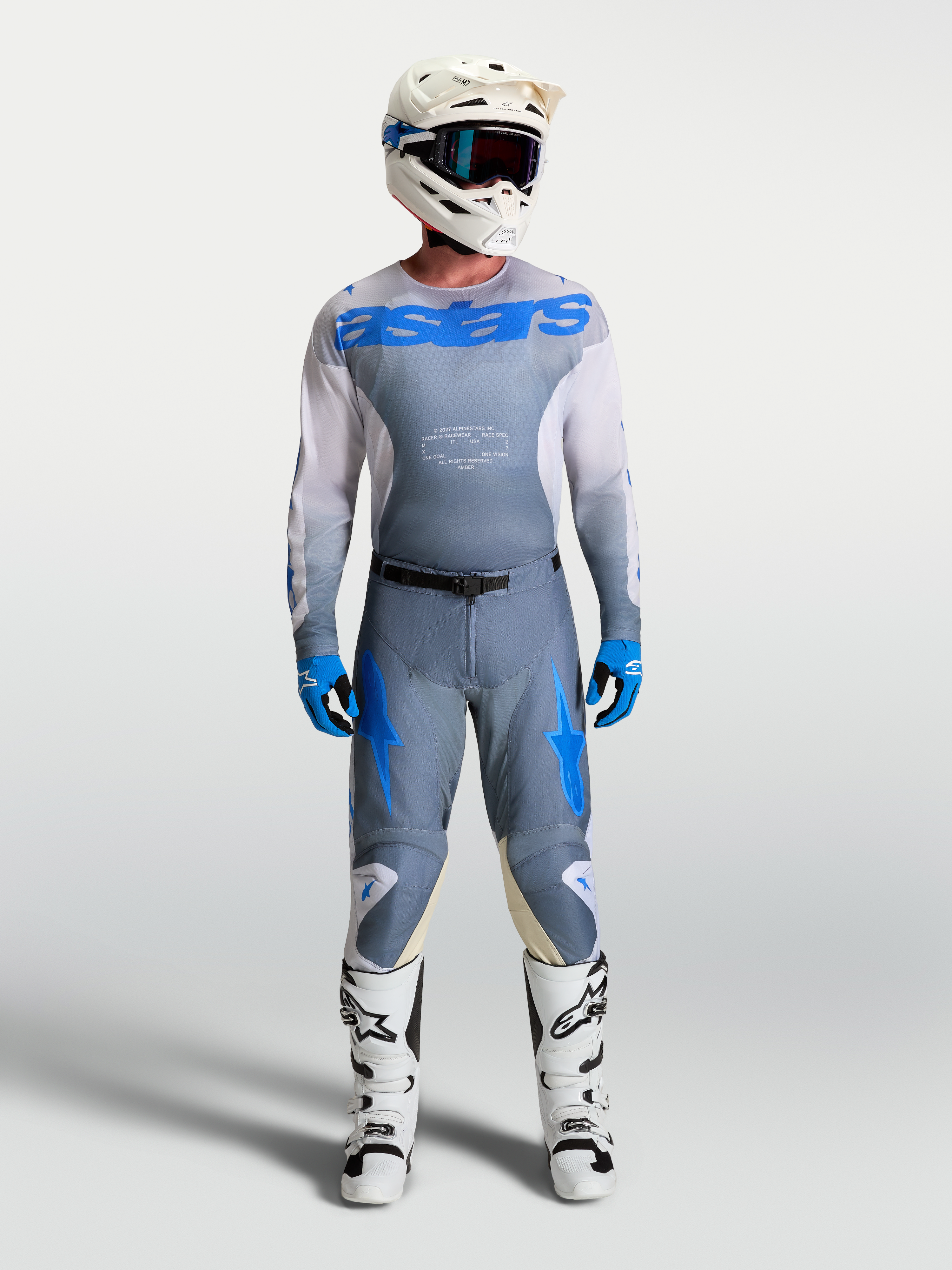 Conjunto Alpinestars Racer Amber de jersey y pantalones para hombre, equipo de motocross en gris ceniza y azul UCLA, con casco y botas blancas
