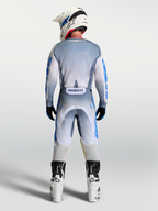Alpinestars Racer Amber, conjunto de equipo de motocross para hombre, gris ceniza y azul UCLA, vista trasera.