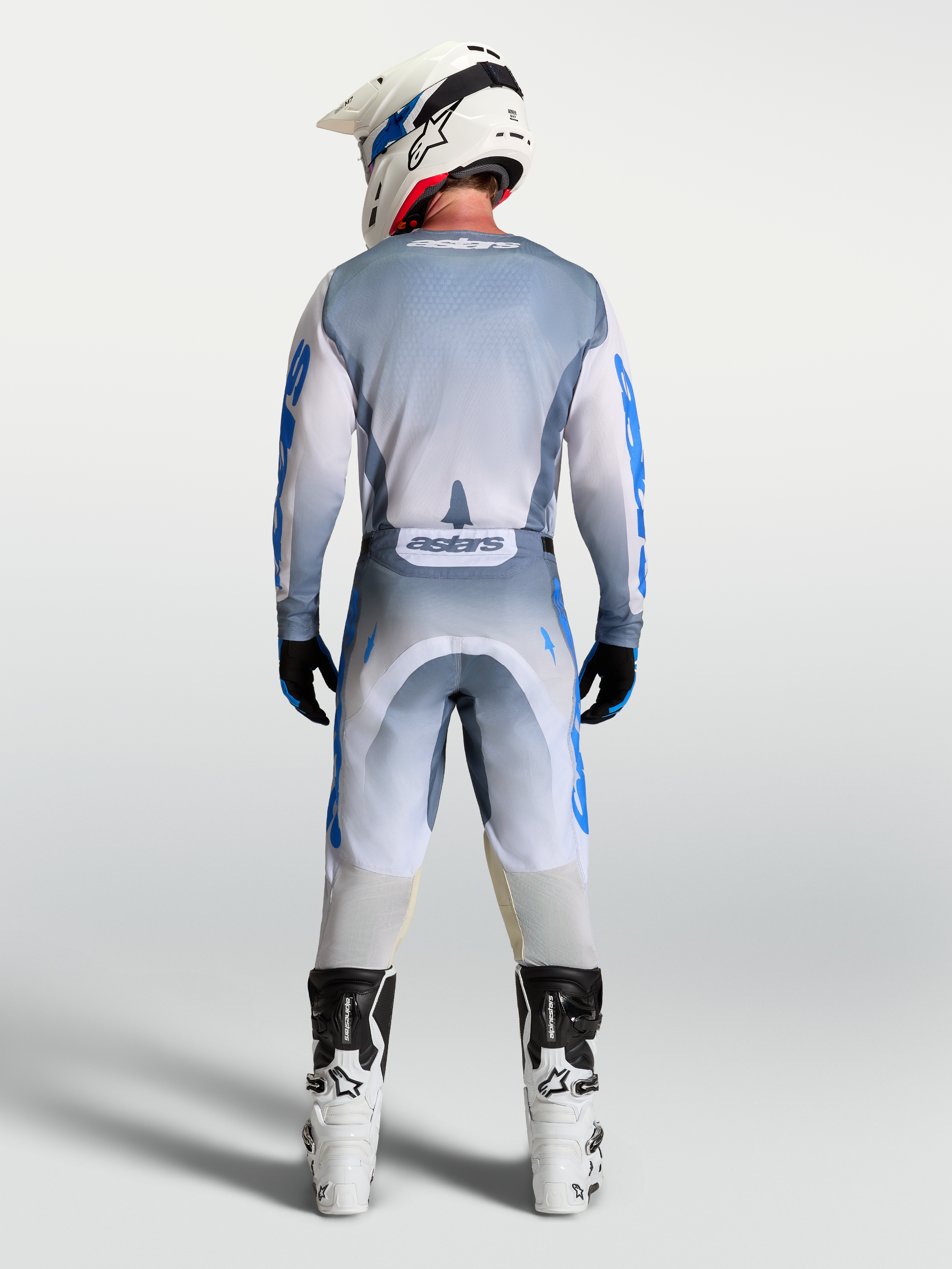 Alpinestars Racer Amber, conjunto de equipo de motocross para hombre, gris ceniza y azul UCLA, vista trasera.