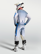 Jersey Alpinestars Racer Amber, equipo de motocross para hombre, gris y azul, vista trasera con ajuste ergonómico.