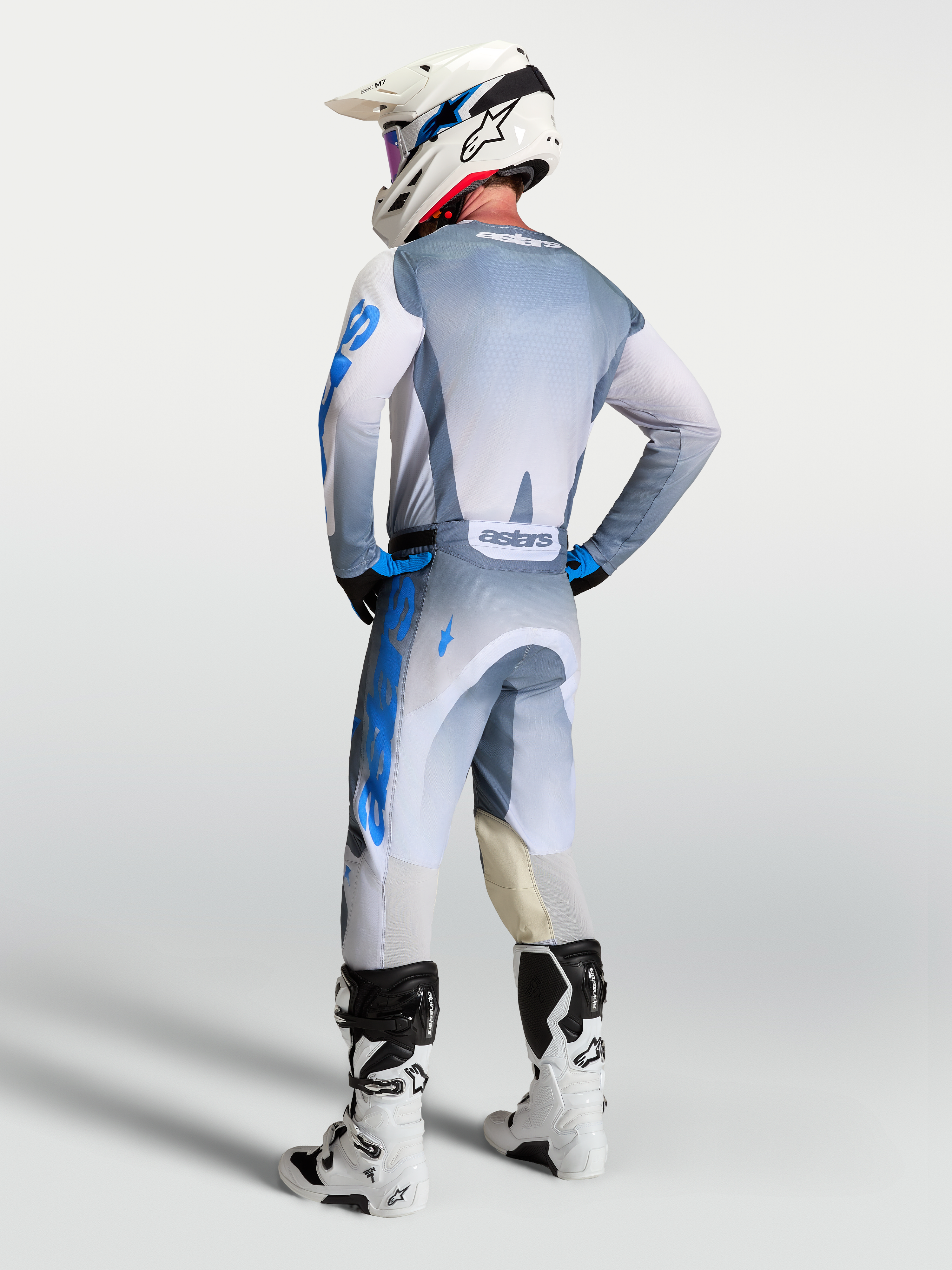 Jersey Alpinestars Racer Amber, equipo de motocross para hombre, gris y azul, vista trasera con ajuste ergonómico.