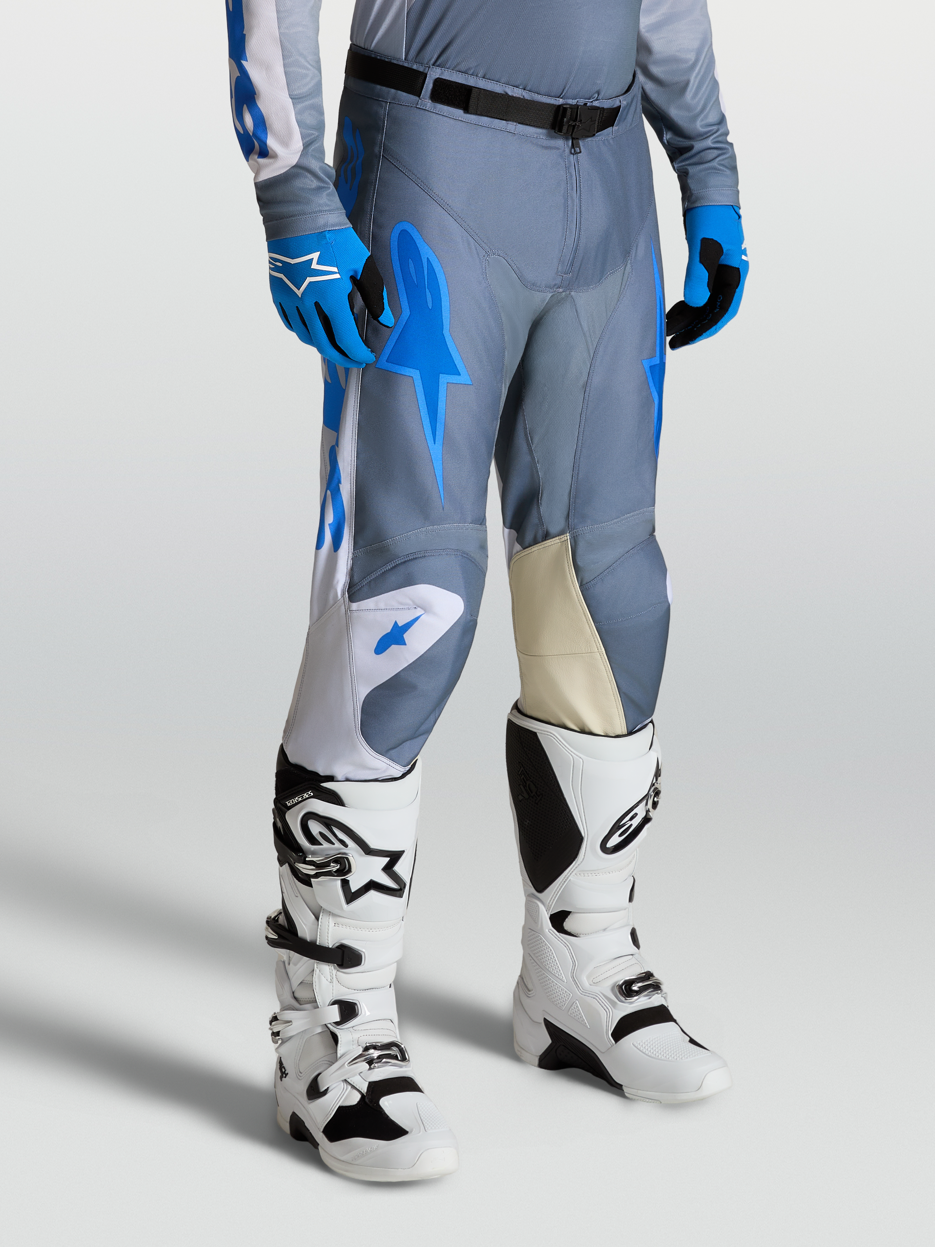 Alpinestars Racer Amber, pantalones de motocross para hombre, gris y azul cian, con paneles de rodilla en cuero y botas Techstar blancas