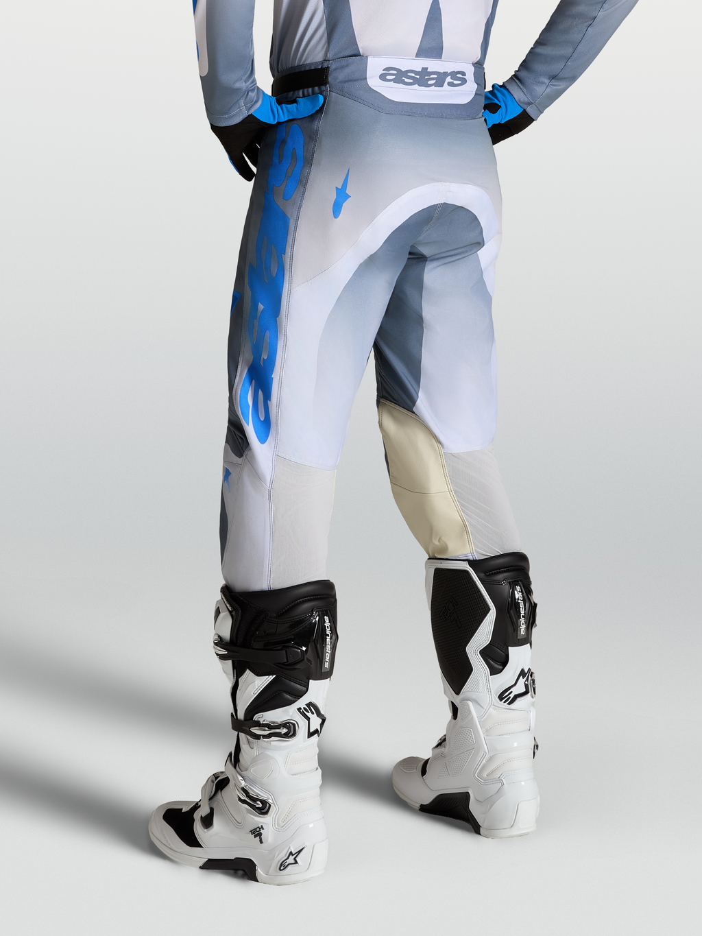 Alpinestars Pantalones Racer Amber, pantalones de motocross para hombre, gris ceniza y azul, con paneles de rodilla en cuero y ventilación trasera, usados con botas Tech 7.