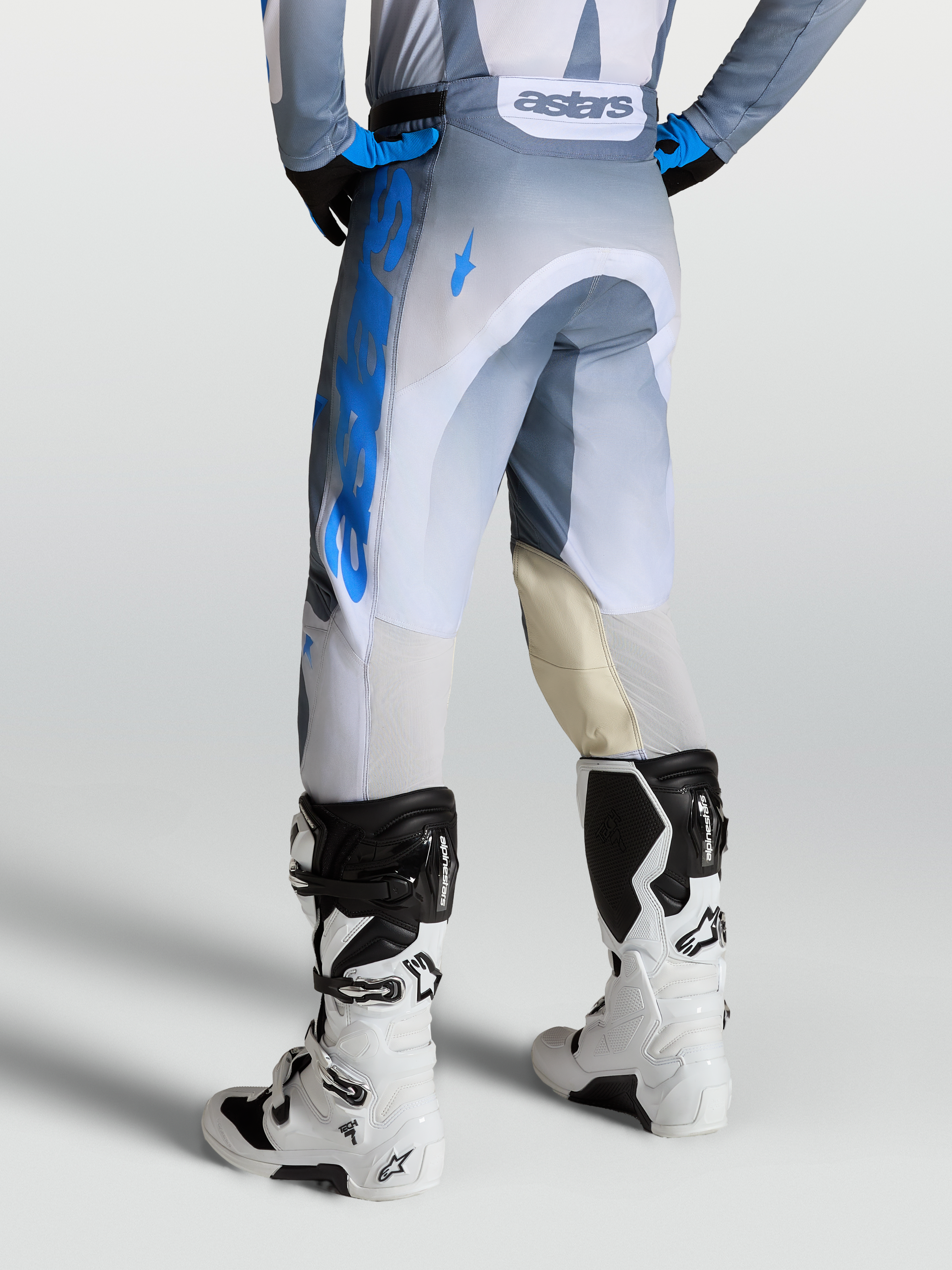 Alpinestars Pantalones Racer Amber, pantalones de motocross para hombre, gris ceniza y azul, con paneles de rodilla en cuero y ventilación trasera, usados con botas Tech 7.