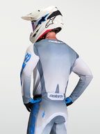 Jersey Racer Amber de Alpinestars, jersey de motocross para hombre, gris ceniza y azul, vista trasera en modelo.