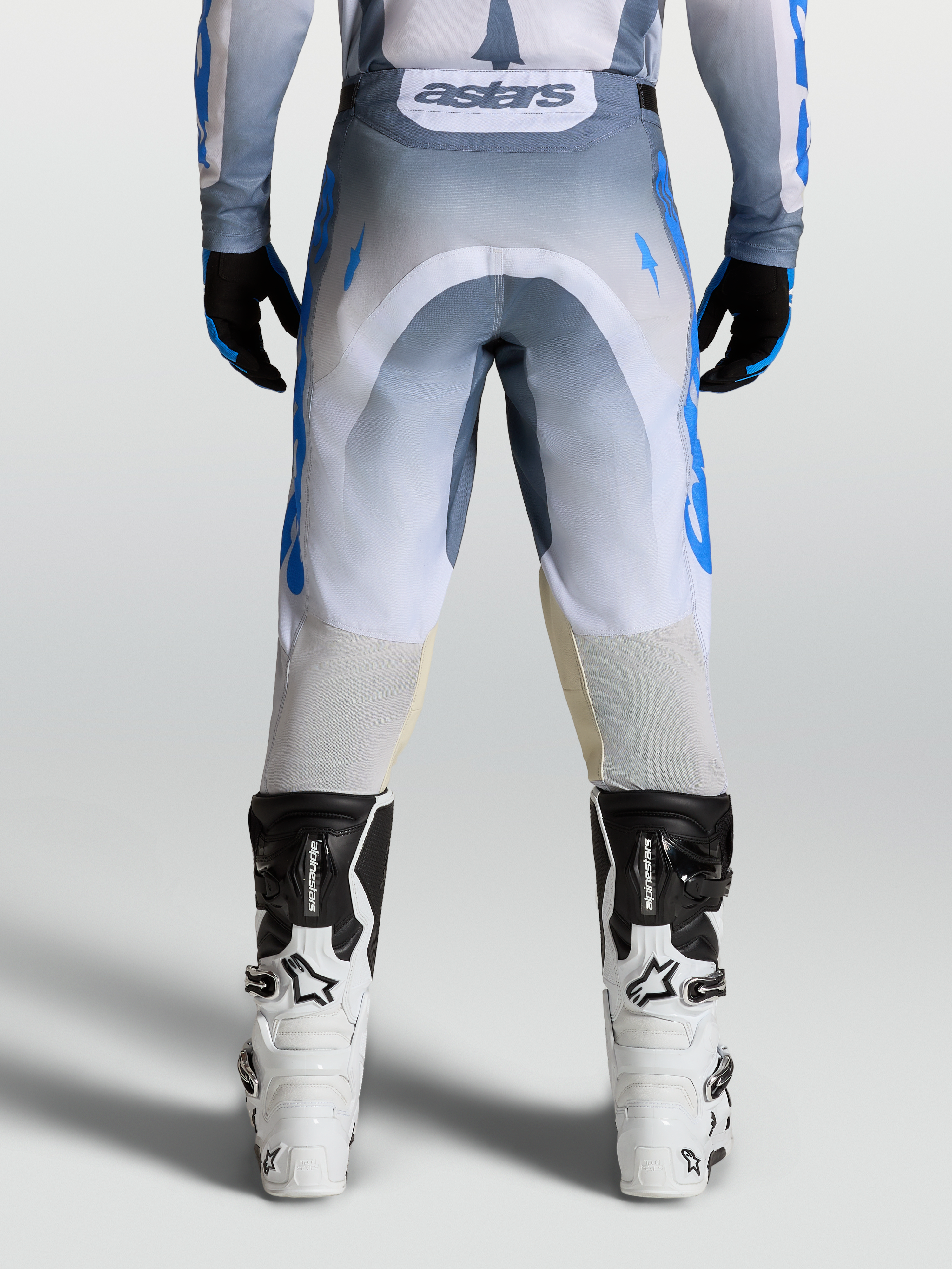 Alpinestars Racer Amber, pantalones de motocross para hombre, gris y azul, ajuste de carrera con tejido 600D duradero, vistos desde atrás por modelo