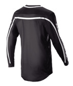 Jersey Alpinestars Racer Found 2023, jersey de motocross negro, vista trasera con franjas blancas en los hombros y las mangas, diseño de manga larga con parte trasera más larga para mayor cobertura, equipo de alto rendimiento ligero y transpirable