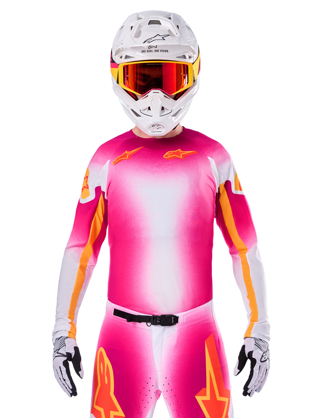 Jersey Alpinestars Limited Edition Supertech AFD MIG, camiseta de motocross rosa flúor y blanco con un degradado vibrante y logotipos de estrellas naranjas, usada como un kit de carreras completo con pantalones a juego, casco blanco y gafas rojas, ropa profesional para conducción en tierra