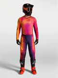 Alpinestars Fluid Kepler Gear Set y pantalones, conjunto de carreras de motocross en degradado morado y naranja sobre modelo