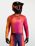 Alpinestars jersey Fluid Kepler, jersey de motocross para hombre, morado y naranja, tejido técnico transpirable para off-road, ajuste atlético, mostrado en un piloto con casco