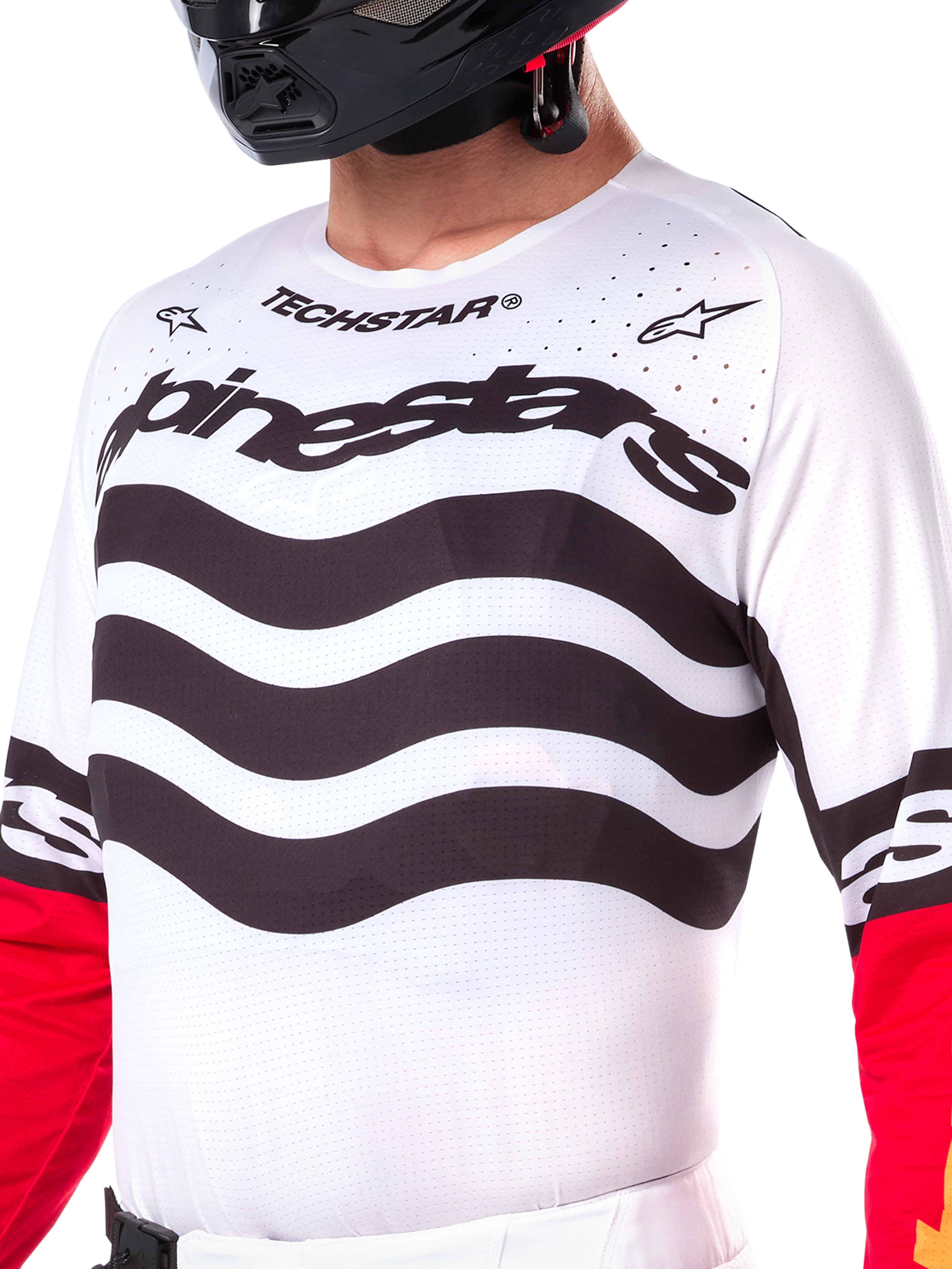 Alpinestars Limited Edition Techstar Deep Jersey, jersey de motocross blanco con rayas negras horizontales onduladas y mangas rojas, con logotipos de Alpinestars y Techstar, pequeñas perforaciones cortadas con láser en la parte superior del pecho para ventilación, equipamiento deportivo para off-road