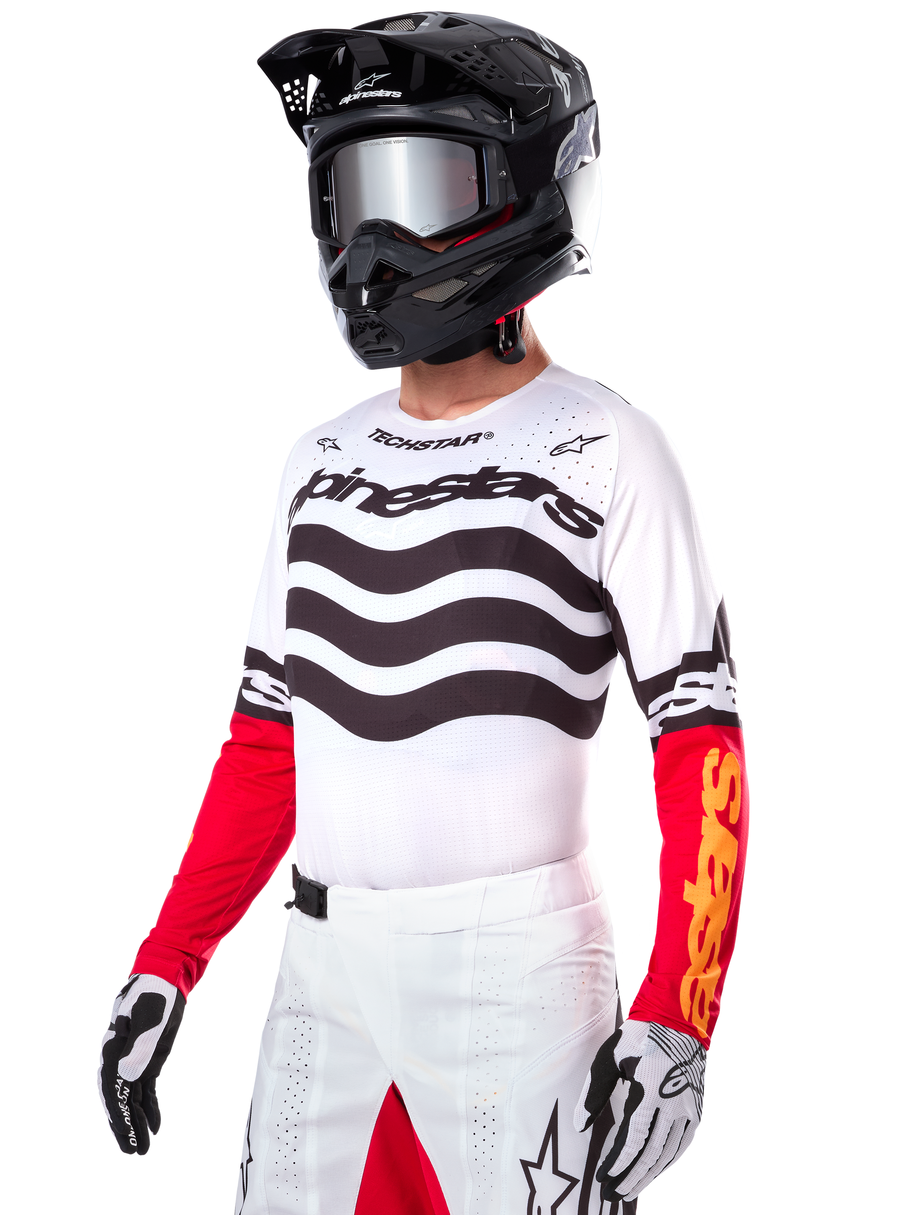 Alpinestars Techstar Deep Jersey Edición Limitada, jersey de motocross blanco con rayas negras onduladas y mangas inferiores rojas, combinado con casco negro, gafas de espejo, guantes blancos y negros y pantalones de carreras blancos, equipamiento de motocross de alto rendimiento