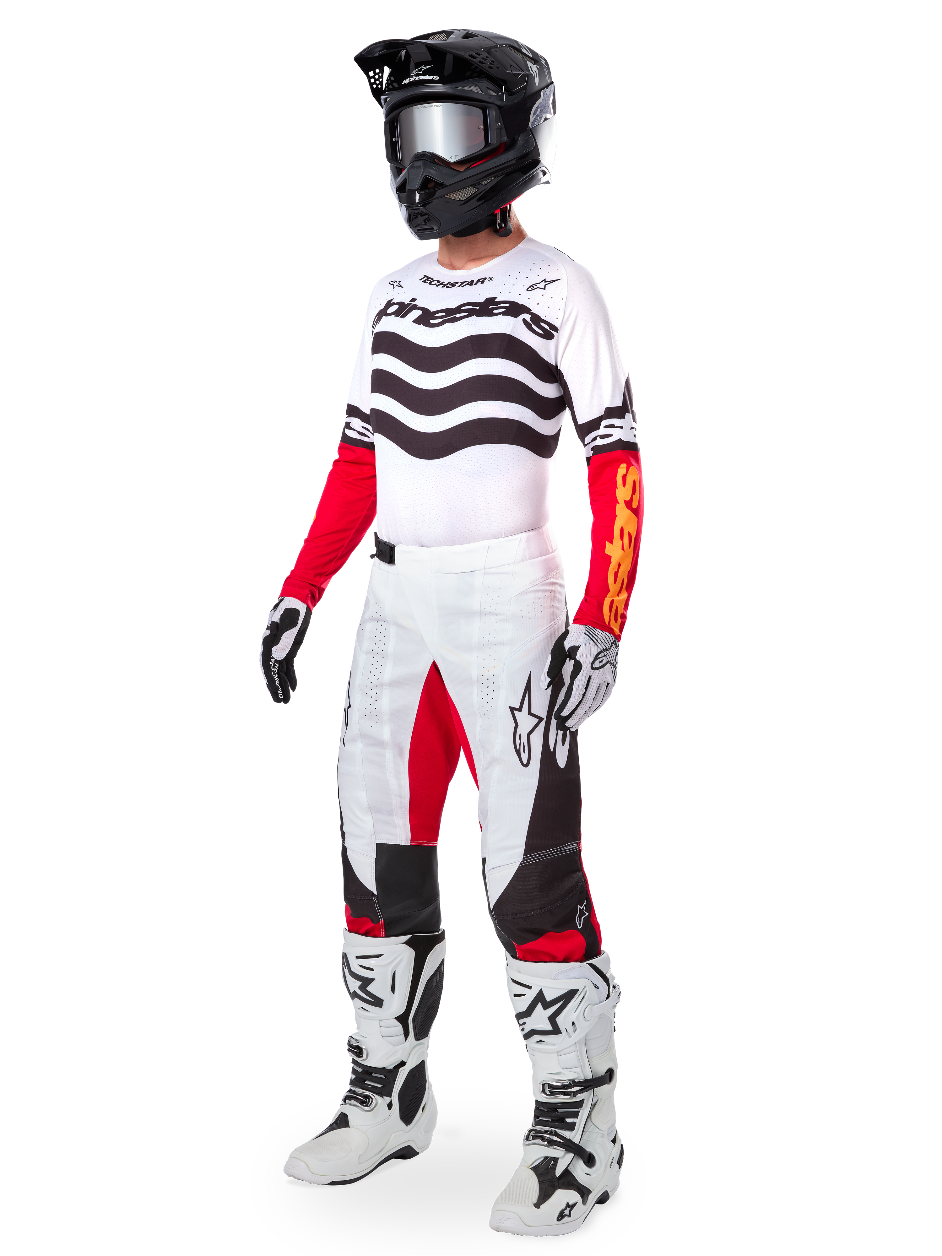 Alpinestars Techstar Deep Edición Limitada, conjunto completo de equipamiento para motocross, jersey blanco con patrones de ondas negras y mangas rojas, pantalones blancos con detalles en rojo y negro, casco negro con gafas plateadas, guantes blancos y negros, y botas blancas, conjunto de competición de MX coordinado