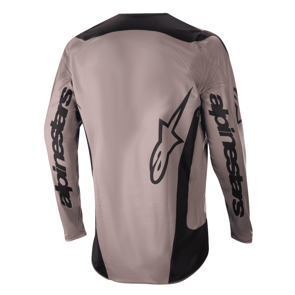 Alpinestars 2024 Fluid Lurv Jersey, jersey de motocross, Mud Black, vista trasera que muestra la marca Alpinestars de gran tamaño en las mangas y la parte inferior de la espalda, paneles negros en hombros y laterales, equipamiento de alto rendimiento para pilotaje off-road