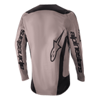 Alpinestars 2024 Fluid Lurv Jersey, jersey de motocross, Mud Black, vista trasera que muestra la marca Alpinestars de gran tamaño en las mangas y la parte inferior de la espalda, paneles negros en hombros y laterales, equipamiento de alto rendimiento para pilotaje off-road