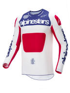 Alpinestars Limited Edition Techstar Fortitude Jersey, jersey de motocross, rojo, blanco y azul, con cuerpo blanco y un gran panel central rojo, sección del pecho azul con marca Alpinestars blanca y logotipos azules en las mangas, diseñado para el rendimiento en carreras todoterreno