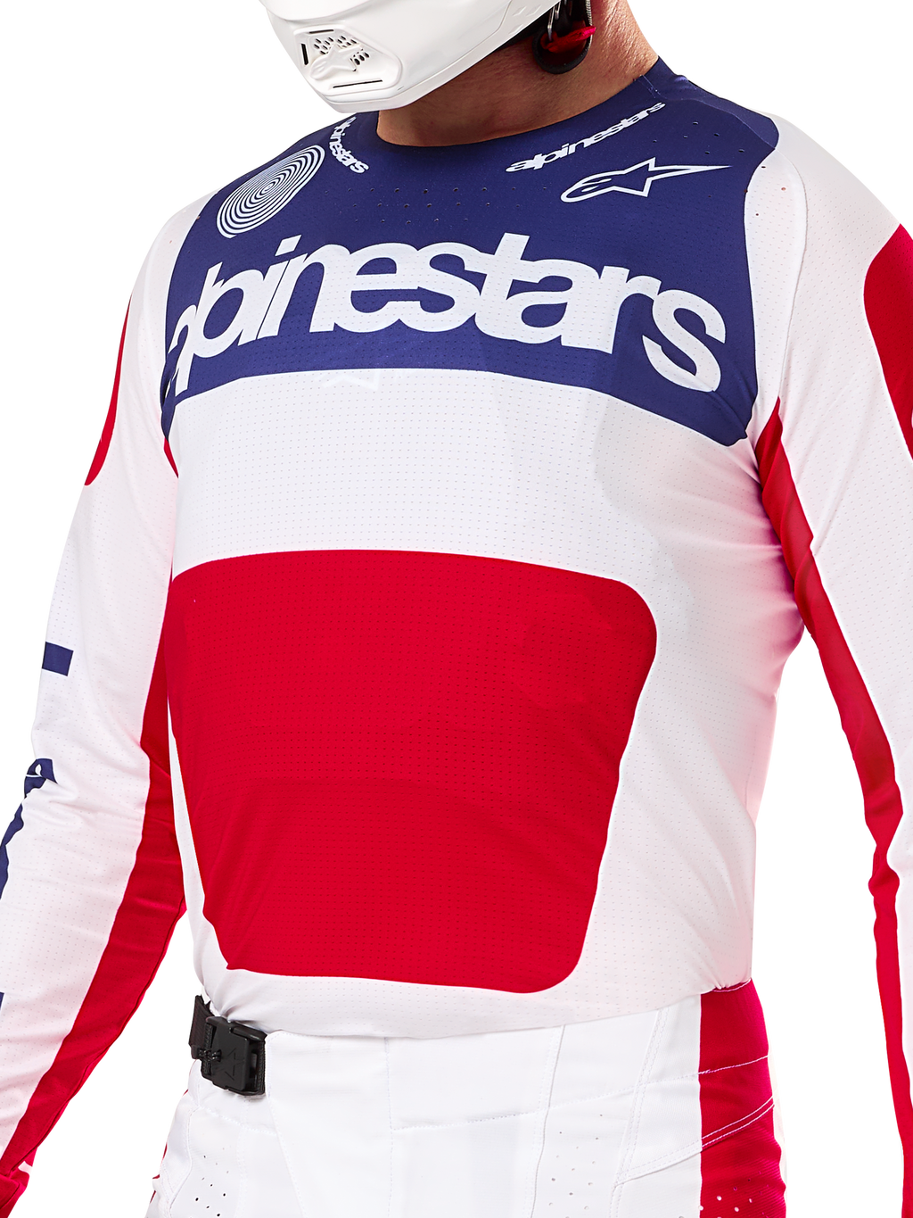 Alpinestars Techstar Fortitude Edición Limitada, conjunto de equipamiento de motocross en rojo, blanco y azul, con camiseta blanca, panel superior azul marino y gráfico central rojo, pantalones a juego con hebilla magnética SX2, ajuste atlético para carreras todoterreno