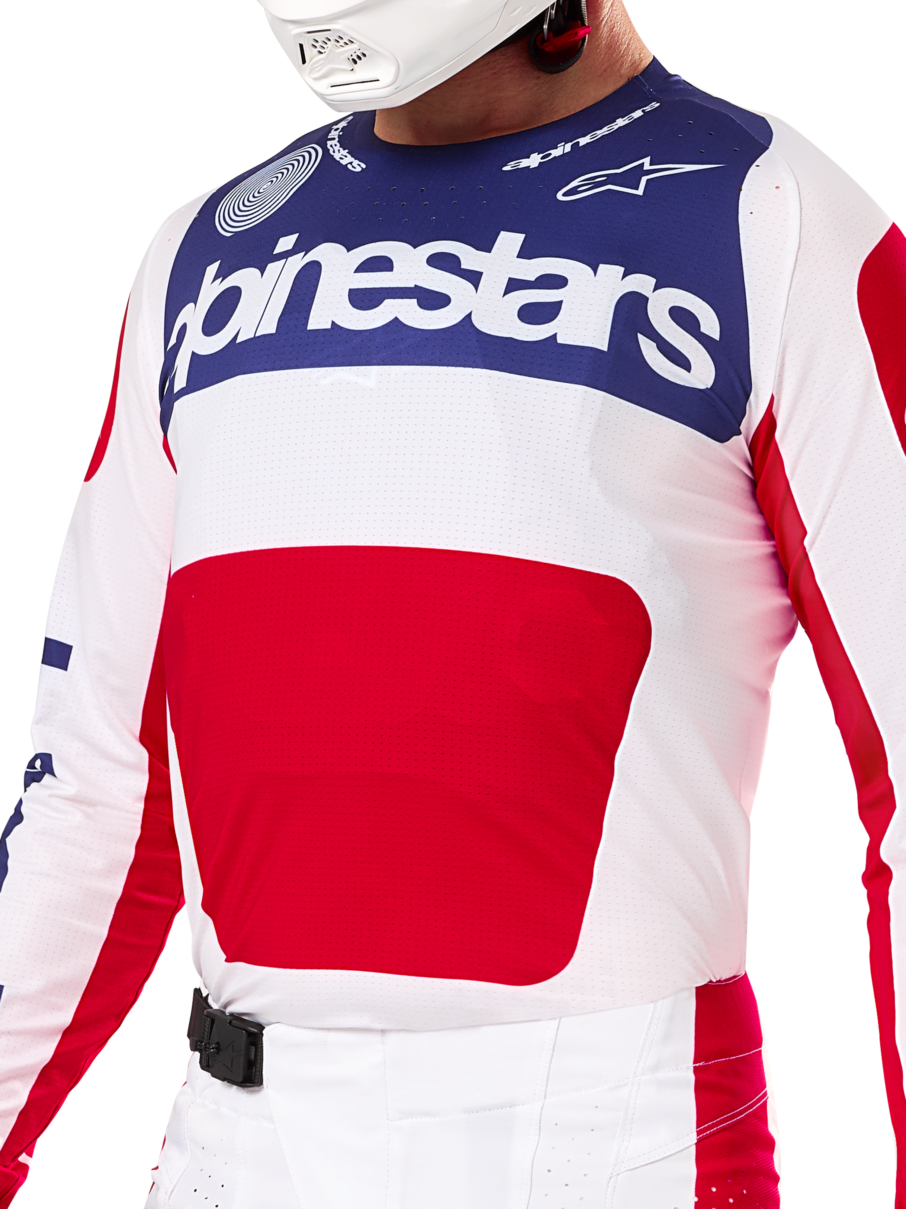 Alpinestars Techstar Fortitude Edición Limitada, conjunto de equipamiento de motocross en rojo, blanco y azul, con camiseta blanca, panel superior azul marino y gráfico central rojo, pantalones a juego con hebilla magnética SX2, ajuste atlético para carreras todoterreno