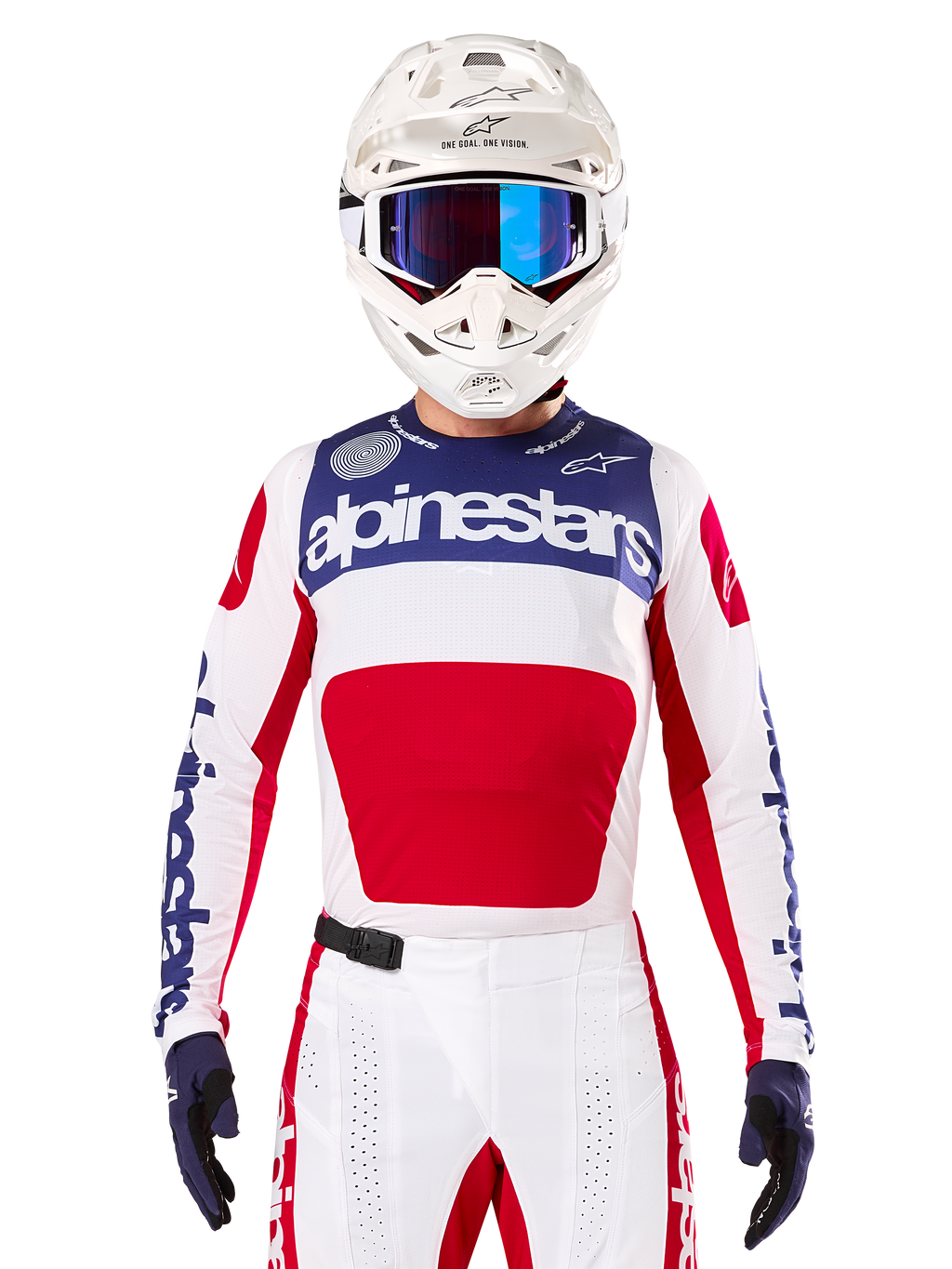Alpinestars Limited Edition Techstar Fortitude Jersey, jersey de motocross para carreras, blanco, rojo y azul, usado con pantalones y casco a juego, con la marca Alpinestars y el lema One Goal One Vision, detalles perforados y diseño estilizado para rendimiento en todoterreno