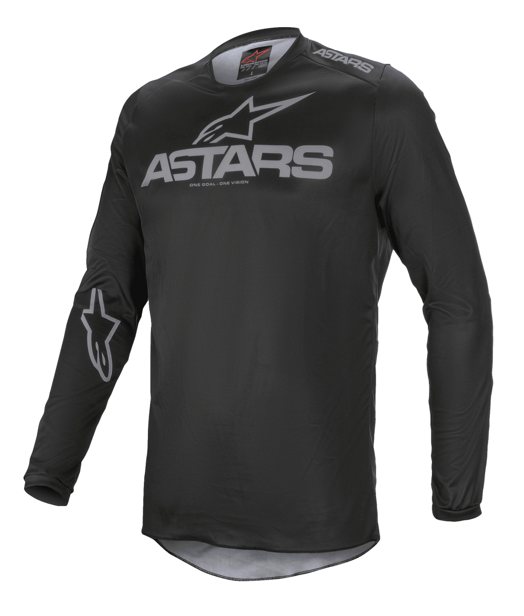 Alpinestars Fluid Graphite Jersey, jersey de motocross, negro y gris oscuro, con el logotipo ASTARS en gris en el pecho y el hombro, logotipo de estrella en la manga, construcción de malla técnica de manga larga para competición off-road