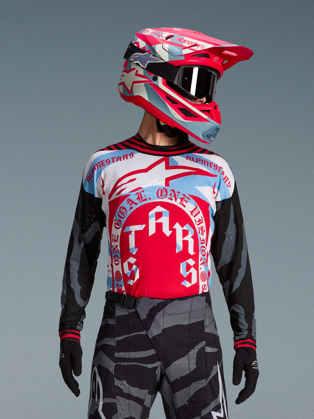 Jersey Techstar Beast Coast Edición Limitada, rojo y azul con mangas de camuflaje, diseño deportivo de alto rendimiento.